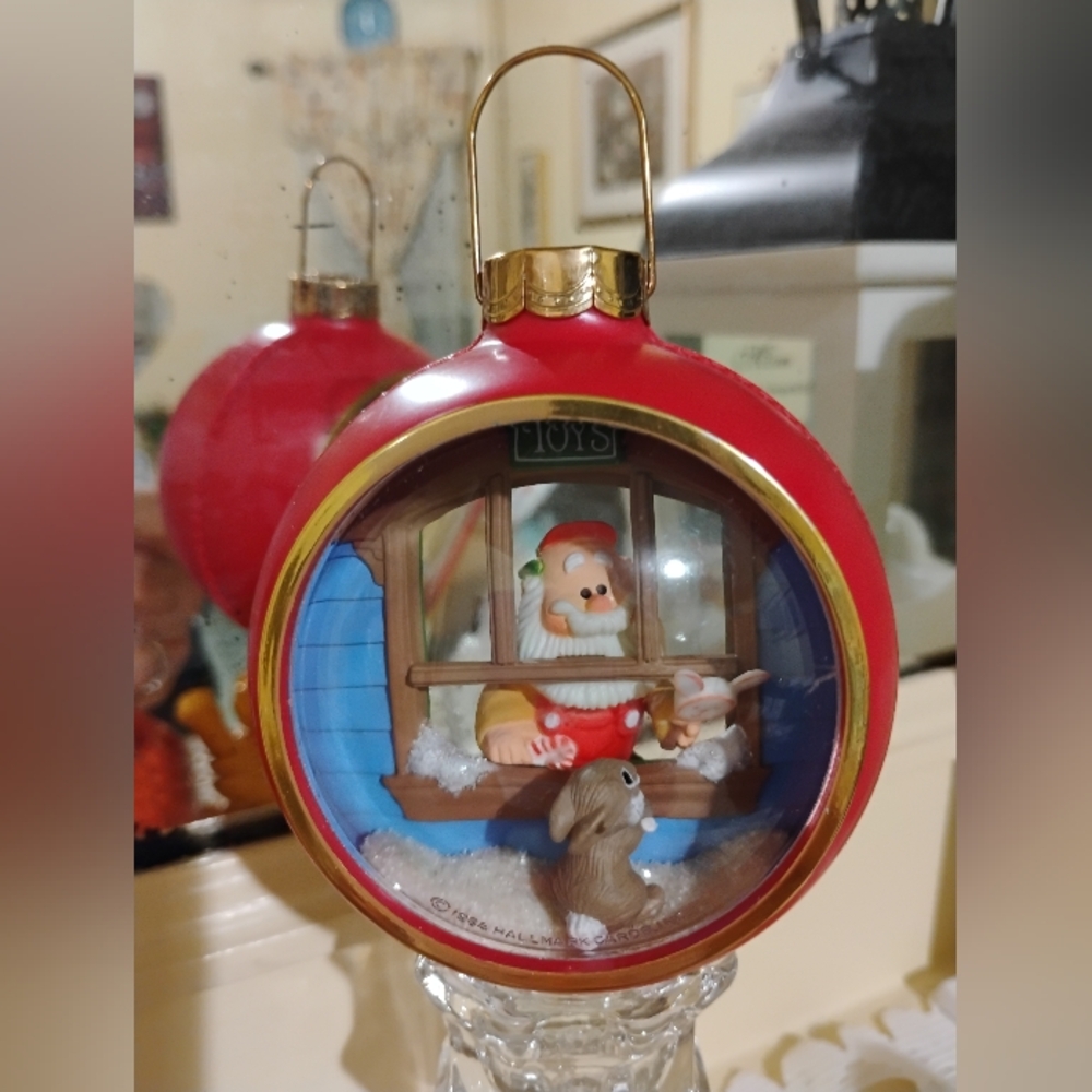 VINTAGE 1984 HALLMARK LIGHTED ORNAMENT